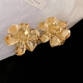 Makro-Detail großer goldener Blumenohrringe mit gehämmerter Metalltextur auf schwarzem Grund - 1# Gold Plissierte 3D Blumen Ohrstecker (Stahlnadel)
