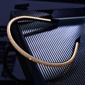 Dettaglio degli strass oro champagne incastonati su un cerchietto sottile e scintillante - Strass Champagne