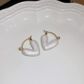 Macro di orecchini a cuore bianco perlato con chiusure dorate su vassoio ceramico - 6 Clip per Orecchio-Cuore Bianco Oro