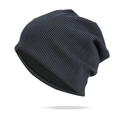 Gros plan sur la texture en maille plissée gris foncé et l'ourlet lisse du bonnet - Taille unique / Bleu marine