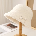 Chapeau bob mignon en peluche beige avec décor d'ours 3D sur un support en bois - M (56-58cm) / 5080 Blanc avec Boutons d'Ours