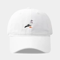 Dettaglio del cappellino in cotone bianco con ricamo a piccione e visiera curva - Regolabile / Bianco
