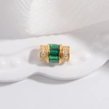 Vue macro d'une breloque en argent S925 dorée avec zircon vert et petits diamants - Style C - Design Taille Fine (SK51) / Argent 925 / 7.4*11.6mm / Or Zircon Vert