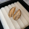 Eleganti orecchini a forma di conchiglia dorati con finitura metallica testurizzata - 46# Perno in Argento Sterling 925 - Oro - Ovale a Texture di Conchiglia Pieghettata