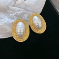 Boucles d'oreilles ovales dorées vintage avec texture martelée et incrustation perle - Style Ovale Doré (60#)