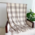 Dettaglio di sciarpa a quadri color kaki con frange drappeggiata su un divano - 200cmX60cm / Cachi