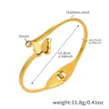 Dettaglio del bracciale a farfalla dorato con zircone e misure di 5,8 cm di diametro interno - Bracciale Aperto Farfalla Satinata Zirconia (Z050-Oro)