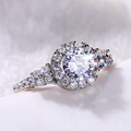 Anillo de compromiso de plata con gran circonita redonda brillante y diseño de halo clásico - US 6 / Oro Blanco