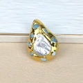 Dettaglio del ciondolo con perla barocca, placcatura in oro e pietre preziose blu - Forma a Goccia Pietra Blu Perla