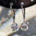 Pendientes de plata de ley con circonitas cúbicas brillantes de corte redondo - Oro Blanco