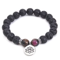 Detail van 10mm zwarte lavasteen kralen en zilveren lotus hanger op elastische yoga armband - Lotus Hanger 10mm Lavasteen Gekleurde Kralen Stijl