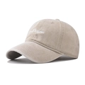 Dettaglio del ricamo Dragon bianco su cappellino da baseball in cotone kaki lavato - Regolabile / Beige Lavato