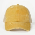 Detail der vintage senfgelben Trucker-Kappe mit Distressed-Baumwolle und Netzpaneelen - Einheitsgröße / Gelb