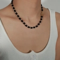 Retro-Perlenkette mit schwarzen ovalen Achaten, weißen Perlen und goldenem OT-Verschluss - Kette aus Schwarzem Achat und Perlenimitat (P1886)