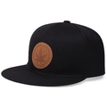 Dettaglio del cappellino snapback nero con patch in pelle e motivo a foglia - Taglia unica / Nero