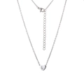 Gros plan détaillé d'un pendentif cœur en argent avec la lettre L gravée sur une fine chaîne - Lettre L / Acier