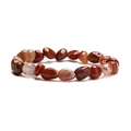 Vue macro de perles en agate rouge naturelle irrégulières avec finition polie et brillante - Agate Rouge du Sud