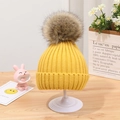 Gorro de punto amarillo limón para bebé con un gran pompón de piel sintética - 3-6 Años / Estándar / Amarillo jengibre