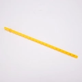 Detalle de una pajita reutilizable de Tritan amarillo con diseño en espiral y tope de aro - Amarillo