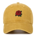 Vista detallada de gorra de béisbol de algodón lavado amarillo con bordado de rosa roja - Amarillo