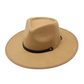 Khaki Wollfilzhut im britischen Stil mit schwarzem Ledergürtel und goldener Kette - Camel