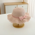 Detalle de sombrero de paja rosa con borde de encaje y lazo de lunares en soporte - Solo Sombrero / Rosa