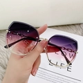 Occhiali da sole a farfalla senza montatura con lenti viola sfumate e aste a catena oro - Standard / Oro Sfumato Grigio Rosa