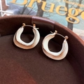 Détail de boucles d'oreilles carrées en résine blanc et or sur un plateau en velours - 8# Créole Blanc Rond