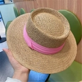 Flacher Strohhut in Khaki mit leuchtend rosa Band für Sonnenschutz am Strand - Khaki Hut Mit Rosa Band