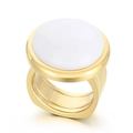 Auffälliger goldener Titanring mit großem weißem Stein im breiten Band-Design - US 6 / Goldener Keramik-Look PVC Dekoration Stil (KR107525-K)