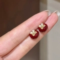 Boucles d'oreilles kaki en émail rouge et feuilles dorées présentées sur doigts - 59# Clous Pomme Rouge Feuille d'Or (925 Sterling Silver Earring Post)