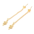 Dettaglio degli orecchini a serpente dorati con pendente testurizzato e catena sottile - Stile Serpente Dorato (Gold KE105827-Z)
