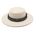 Elegante sombrero boater de lana blanca con banda decorativa de tweed blanco y negro - M (56-58cm) / Beige
