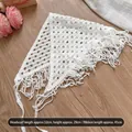 Dettaglio bandana triangolare bianca all'uncinetto con misure 52x29cm e lacci lunghi - Stile Uncinetto Con Nappine / Bianco