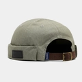 Detalle del gorro docker gris-verde con correa de cuero y hebilla de ajuste de metal bronce - Ajustable / Verde