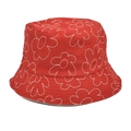 Dettaglio cappello alla pescatora in cotone rosso con motivi floreali ricamati bianchi - M(56-58cm) / Rosso