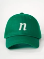 Dettaglio del cappellino da baseball verde in cotone con ricamo n bianco e cuciture - Regolabile / verde oliva