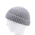 Gros plan sur un bonnet gris en maille côtelée montrant la texture épaisse et le style docker - Taille unique / Gris clair