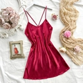 Elegante camisón de satén rojo oscuro con tirantes cruzados y acabado sedoso suave - S / Rojo