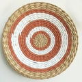 Dettaglio decorazione murale circolare intrecciata a mano in legno, rosso mattone e bianco - Tipo B 35cm