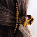 Elegante haarklem met schildpadpatroon en amberkleurige strass-steentjes erop - Luipaard Strass Stijl