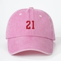 Unisex gewassen roze baseballpet met rood en wit geborduurd getal 21 aan de voorkant - Eén maat / Roze