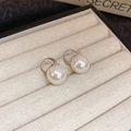 Boucles d'oreilles vintage dorées avec perles crème élégantes sur présentoir en velours - Boucle d'Oreille Blanc Argent 13mm (69#)