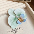 Detalle de pinza para el pelo con orquídea verde y perla en bandeja de joyería fina - Pinzas de pelo pico de pato / Orquídea Verde Degradada (Individual)