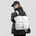 Sac à dos blanc matelassé pour femme, design léger en tissu imperméable et tendance - Blanc