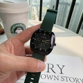 Montre quartz carrée avec cadran noir et bracelet en silicone vert dans un cadre de vie - Vert