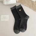 Calze di cotone a righe nere e grigie con un piccolo ricamo a forma di orsetto d'oro - Taglia unica / Grigio Carbone
