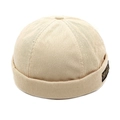 Detail der beigen Cord-Docker-Mütze mit Rippstruktur und seitlichem Stoffetikett - M (56-58cm) / Beige
