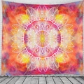 Detail eines böhmischen Mandala-Wandteppichs mit leuchtend pink-orangem Blumenmuster - 150x130cm / Warmer Mandala