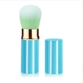 Pennello trucco retrattile blu con setole verdi morbide e dettagli in metallo dorato - Piccolo / Blu